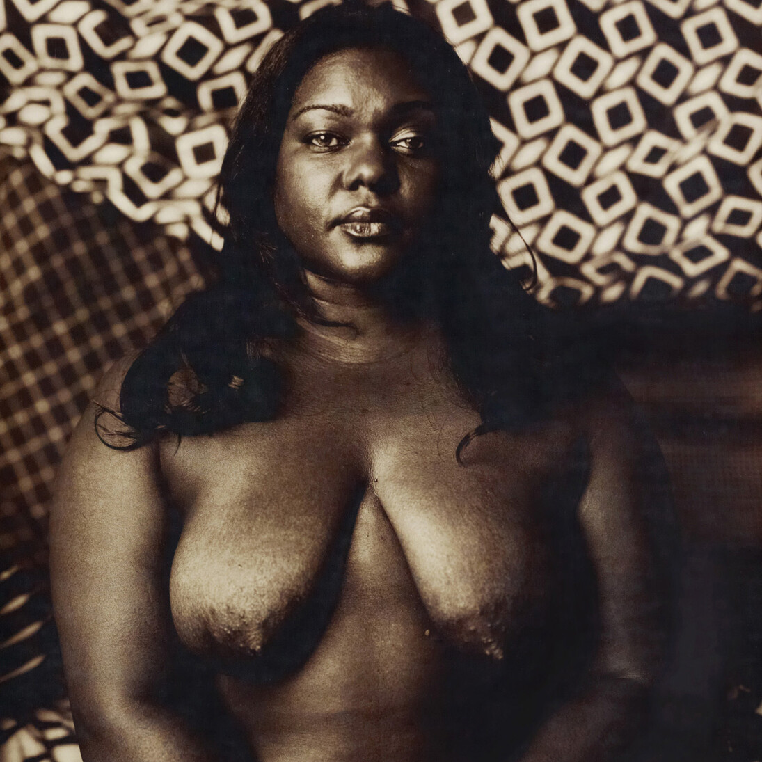 Mickalene Thomas, Courbet 2 (Melody: Centered), 2011, Polaroid, 61 x 50,8 cm (24 x 20 in.), 88,3 x 79,4 cm (34 3/4 x 31 1/4 in.), encadré, Courtesy Galerie Nathalie Obadia, Paris/Bruxelles