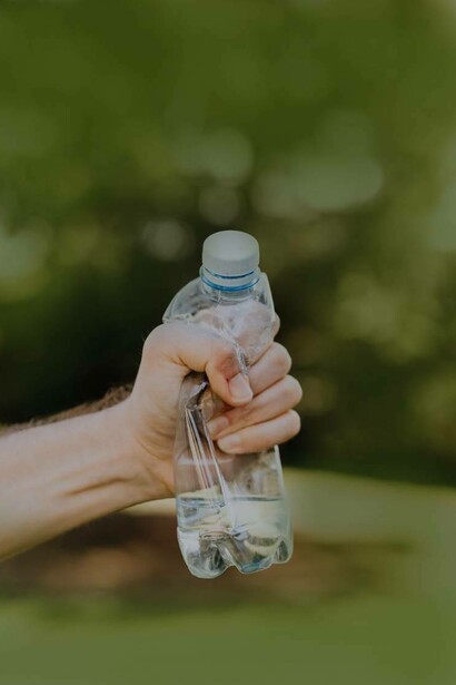 Bottiglia di plastica vuota inquina l'ambiente circostante