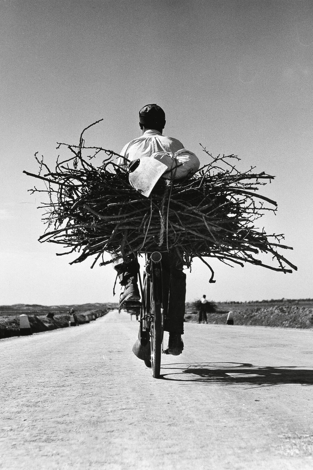 Fulvio Roiter, Sicilia, Sulla strada Gela, Niscemi, 1953 © Fondazione Fulvio Roiter