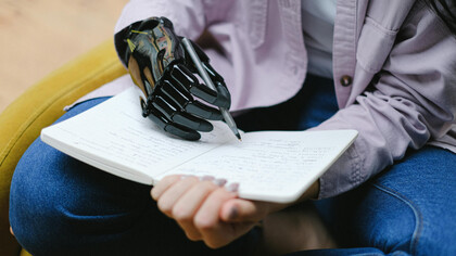 Jovem aluna usa dispositivo desenvolvido por inteligência artificial para fazer anotações