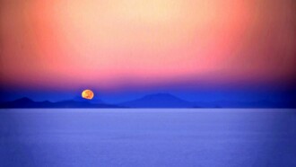 Bolivia, La Luna all’alba sul Salar de Uyuni, foto Sergio Pessolano