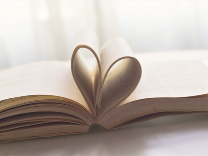 Libro de literatura abierto, que con sus paginas configuran una silueta de corazón