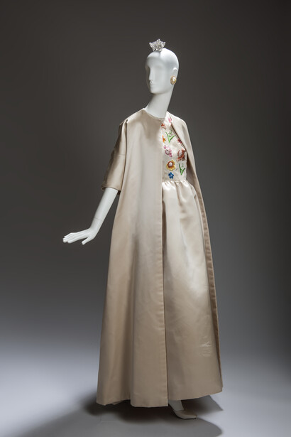 Conjunto de noche compuesto por vestido y abrigo en satén crudo, cuerpo con flores multicolores bordadas. Llevado por Jackie Kennedy. Verano de 1961 / Maison Givenchy. Foto: Luc Castel con la colaboracion de Philippe Caron