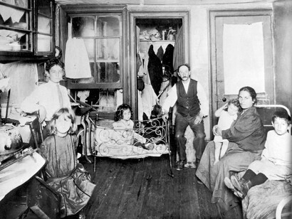 Los jóvenes españoles de hoy son los más preparados de la historia y, sin embargo, se ven forzados a emigrar igual que sus abuelos
