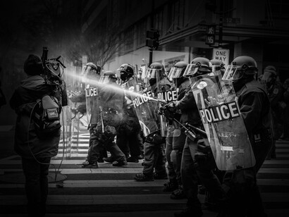 Policías actuando durante una protesta. El avance del ser humano produjo distintos tipos de conflictos