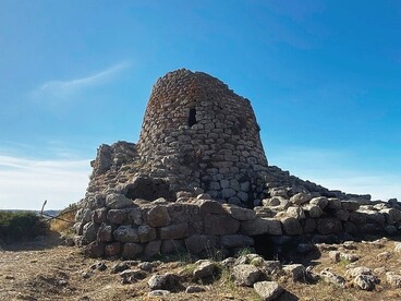 Tra le torri di basalto, il tempo si piega e lascia spazio a presenze che sfiorano il confine dell’invisibile