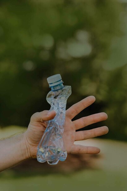 Bottiglia di plastica vuota inquina l'ambiente circostante