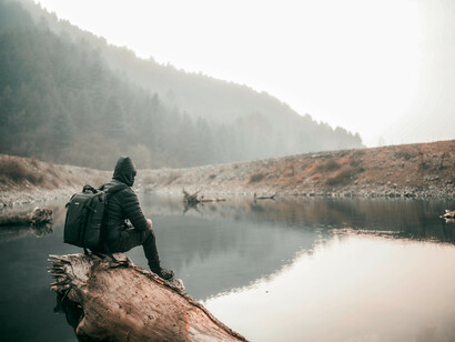 La necesidad de escapar de la ciudad y encontrar calma en la naturaleza surge especialmente entre quienes viven en grandes urbes con tráfico, ruido y un ritmo de vida acelerado