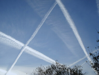 Teoría de las Quimioestelas (chemtrails):  «estelas químicas» que consisten en agentes químicos o biológicos rociados por los aviones con fines no revelados al público en general