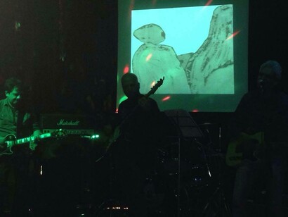 Luca Petrarchi alla chitarra, Massimiliano Zatini al basso, Riccardo Dugini alla chitarra, dietro Alessandro Pagani alla batteria (live al Circus Club Scandicci)