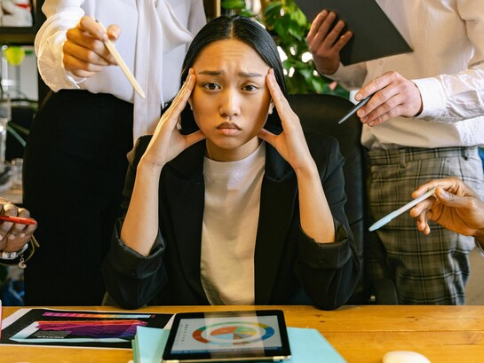 Al integrarse a un nuevo empleo, aparece un entorno laboral tóxico donde sus compañeros sabotean sutilmente el proceso de aprendizaje ocultando información