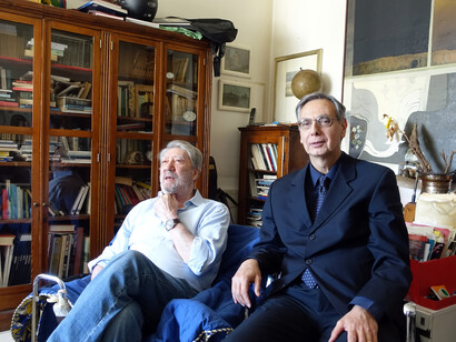 Sandro Luporini (a sinistra) e il critico Roberto Luciani nello studio dell'artista a Viareggio nel 2016. Foto di Roberto Galasso