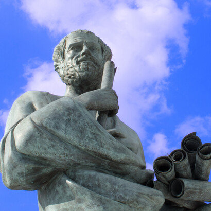 Estatua de Aristóteles en la Universidad Aristóteles de Tesalónica, Grecia. El filósofo que universalizó la paideia como legado cultural de Occidente