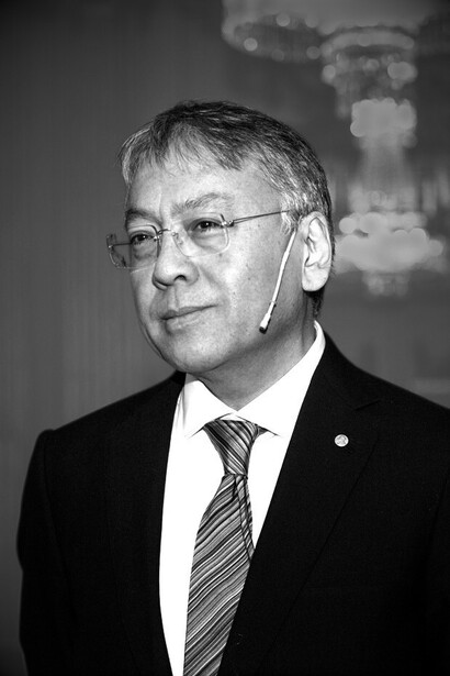  Ishiguros Botschaft wird in diesem Roman deutlich: Die Hauptfigur lebt in einem System, dessen Macht sich im Verlauf der Handlung entfaltet und sich als System zur Organentnahme erweist. Bild: Kazuo Ishiguro, Aufnahme ca. 2017
