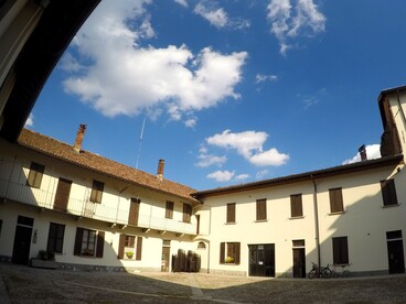 Dominando il centro storico di Binasco, il Castello Visconteo testimonia il ruolo strategico del borgo, attraversato da una fitta rete di canali che conserva ancora oggi l'antico paesaggio idraulico della Bassa Milanese. Lombardia, Italia