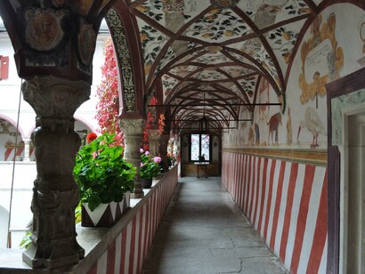 Veduta del cortile loggiato dall’angolo nord-est. Sulla volta fra i costoloni si possono notare le ramificazioni dell’albero da frutta cretese. Photo Credits: Luca Cicchelli