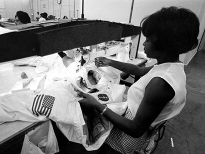 Ogni tuta Apollo è stata realizzata a mano per adattarsi a ciascun astronauta dalla International Latex Corporation, una divisione di Playtex