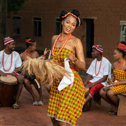 Dança típica. A Marrabenta, uma dança tradicional que ganhou destaque, não é apenas uma expressão artística, mas uma narrativa do povo moçambicano