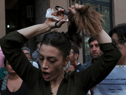 Donna Iraniana che si taglia i capelli in simbolo di protesta
