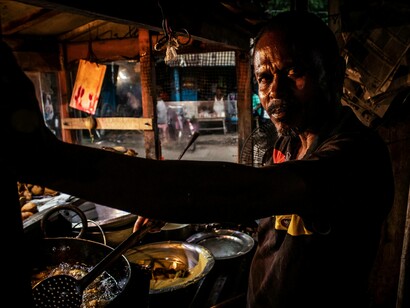 Street food in India: "Quando aprii gli occhi era sera, tutti i negozi intorno a me avevano acceso le loro insegne, all’inquinamento acustico ora si erano aggiunte le luci, migliaia di luci nella strada..."