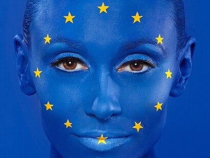 Rostro con los colores de la bandera europea