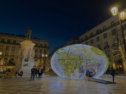 Praça Luís de Camões com decorações de natal, em Lisboa, Portugal
