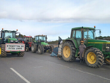 In Garrigàs, Spain, protesters from the "Peasant Revolt" movement occupied the A7 motorway to protest against the Mercosur agreement