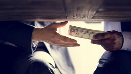 De tanto en tanto aparecen escándalos que permiten seguir la ruta a los dineros de las modernas cleptocracias