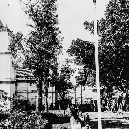 Esquina donde estuvieron Wendland y Jäeger (al fondo, a la derecha), diagonal a la parroquia de la Inmaculada Concepción (circa 1900)