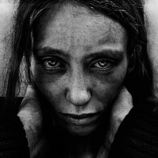 Para Platón, la belleza actúa de acicate erótico-intelectual: contemplando rostros bellos acabamos elevándonos hasta recordar la propia Idea de Bien (foto de Lee Jeffries)