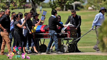 Familiares del exmilitar Ronald Ojeda, le dan su último adiós luego de su asesinato en Santiago de Chile