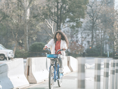 Donna in bicicletta. Nel prendere decisioni legate al bene comune, e utili a marginare la crisi climatica, c’è un fattore che andrebbe preso maggiormente in considerazione: la partecipazione delle donne e delle minoranze ai processi di decision making, che oggi è molto limitata