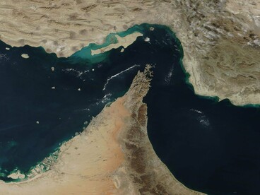 Navios cruzam essas águas do Golfo Pérsico próximos ao estreito de Ormuz. Mais do que uma rota comercial, a região concentra interesses militares, energéticos e estratégicos das grandes potências