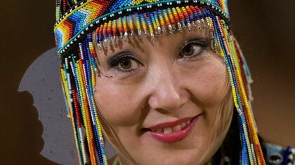 Cantora Saina da Rússia no desfile Cunhã Porã, Jogos Mundiais do Povos Indígenas
