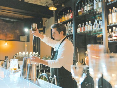 Bartender prepara um drink
