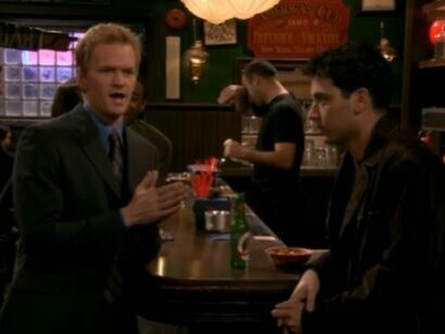 Ao contar sobre os (longos!) anos da busca de Ted pelo amor verdadeiro, acho que uma das principais lições que ficam é que o amor está por aí; na verdade ele pode estar em todo e qualquer lugar. E que não é porque uma pessoa te magoou, ou porque uma relação não deu certo, que devemos parar de acreditar no amor. Ted é um personagem extremamente resiliente, nesse sentido, pois ele sabe o que quer e não desiste até encontrar (sim, tem o final horroroso, mas eu desconsidero essa parte)



