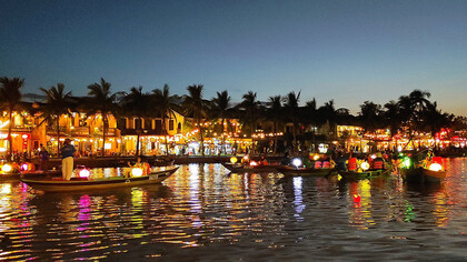 Escena del festival de linternas en el Río Thu Bồn, Hoi An, Quảng Nam, Vietnam
