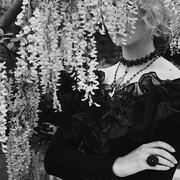 Albert Watson, Blumarine, Scozia - autunno/inverno 1987/88. Modella: Lisa Kaufmann. Photo by Albert Watson