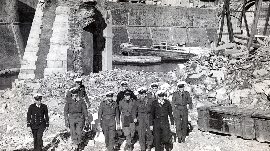 L'equipaggio MAS nei luoghi bombardati di Livorno