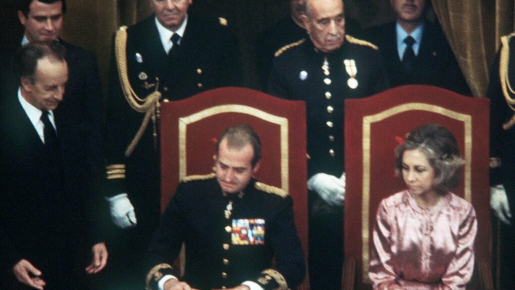 El rey Juan Carlos I sanciona la Constitución española de 1978