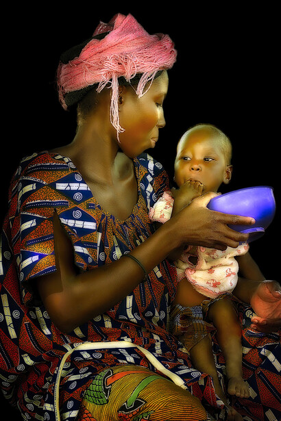 Burkina Faso, donna con bambino nel villaggio di Sancri, foto Sergio Pessolano