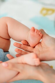Neonato. Madre chiese: “Come mai il bambino è stato registrato col solo nome di Franco?”. Padre rispose: “Avranno sbagliato…”