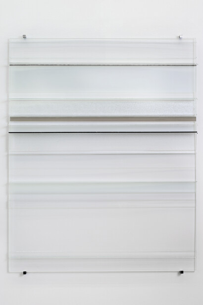 Baptiste Debombourg, Ultra 14, 2015, Verre extra clair, verre flotté, verre teinté, verre poli, verre dépoli, verre listral, verre goutte d’eau, colle UV, attaches acier, Courtesy Galerie Patricia Dorfmann, Paris
