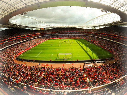 Stade Emirats à Londres. Il a la forme d'un bol et Icomporte quatre tribunes couvertes © Arsenal FC