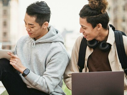 Estudantes universitários estudam juntos. Com este custo de vida e os preços exorbitantes dos quartos, se as propinas sobem, frequentar a universidade será um luxo