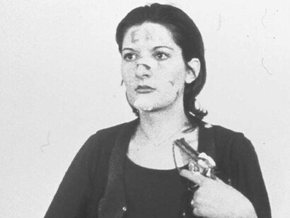 Performance Rhythm (Zero) de 1974 da artista Marina Abramović em que seu corpo era submetido a experiências com o público
