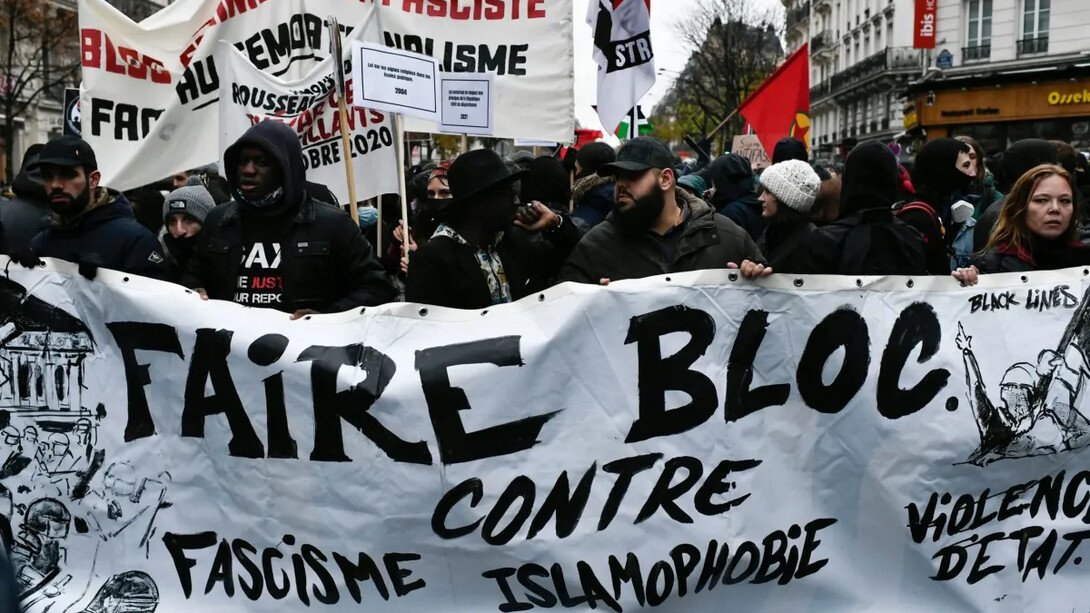 Manifestantes sostienen una pancarta con la leyenda «Bloque contra el fascismo y la islamofobia» durante una manifestación organizada por la extrema izquierda contra la extrema derecha en París, el 27 de noviembre de 2021