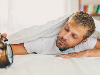 Hombre con dificultad para despertarse: un concepto importante sobre el sueño es que se realiza de manera cíclica cada noche y respetar este patrón es esencial para que el organismo se regenere