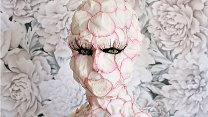 ¿En qué consiste la feminidad? En "Lady Things", Robyn Cummings ofrece una respuesta delicada, perturbadora, surrealista