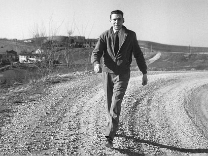 Beppe Fenoglio. A lui dobbiamo la narrazione di un territorio italiano che oggi risulta meraviglioso nella perfezione dei filari dei vitigni, ma che al tempo dello scrittore era zona di povertà e di demoralizzazione